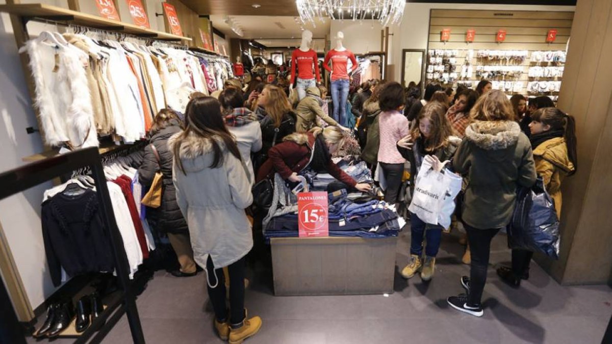 Clientes de las rebajas-R