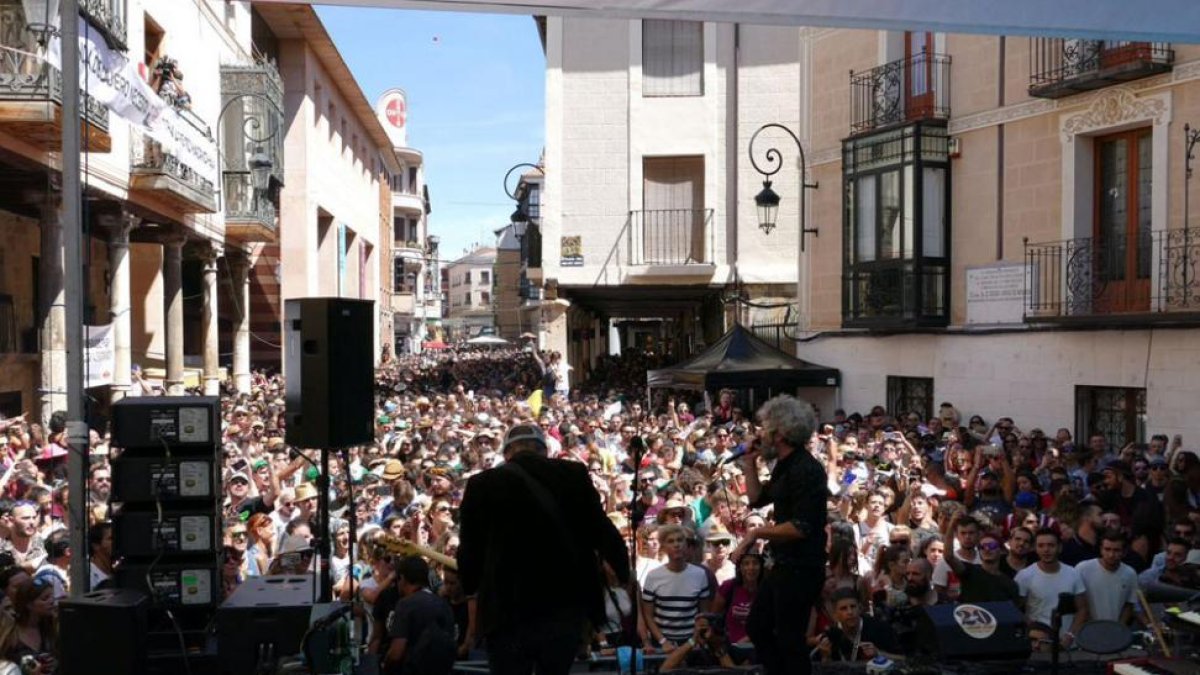 León Benavente, en la plaza del Trigo durante el Sonorama 2017.-