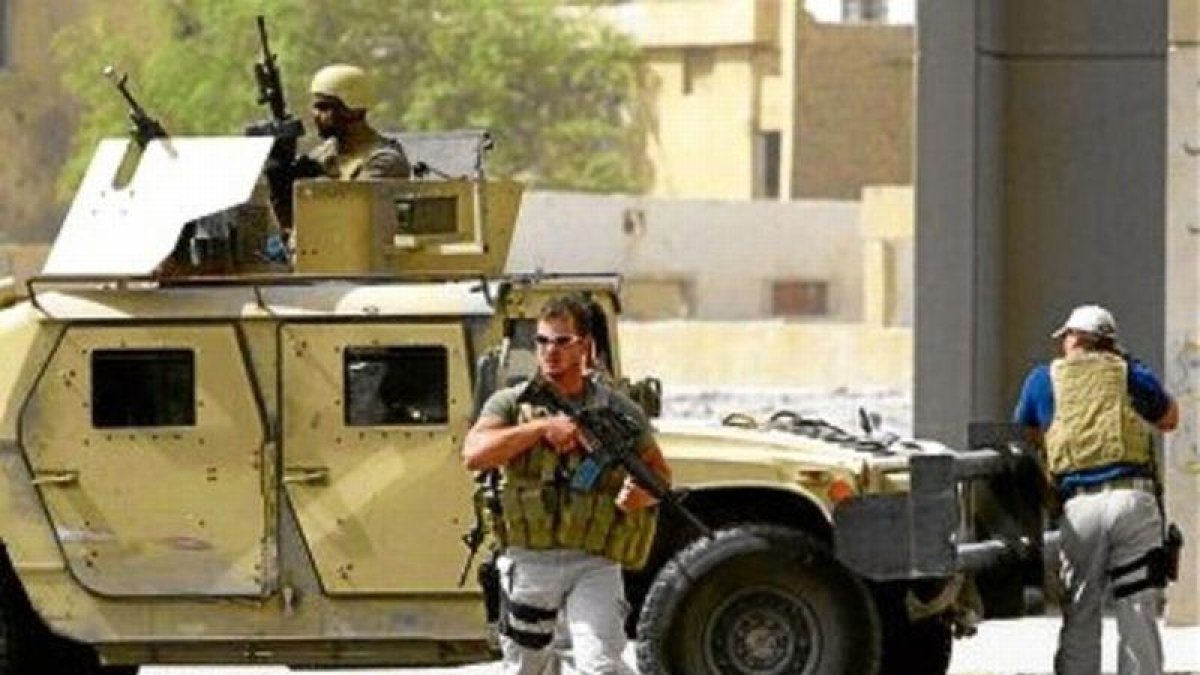 Mercenarios de Blackwater controlan las inmediaciones de la Embajada de Irán en Bagdad en julio del 2005.-AFP / AHMAD AL RUBAYE