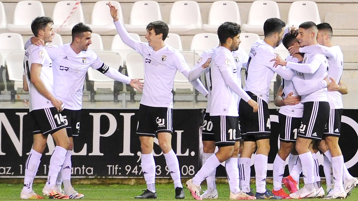 Varios jugadores del Burgos CF festejan la consecución de un gol en El Plantío. ISRAEL L. MURILLO