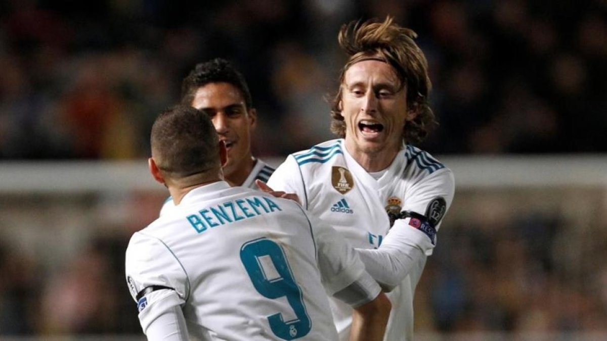 Modric se abraza a Benzema en un partido de Champions.-/ REUTERS