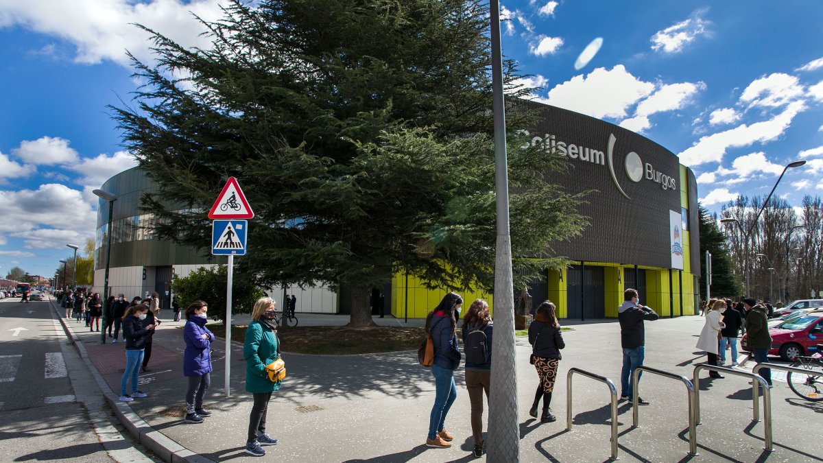 Las colas para vacunarse daban la vuelta al Coliseum. TOMÁS ALONSO