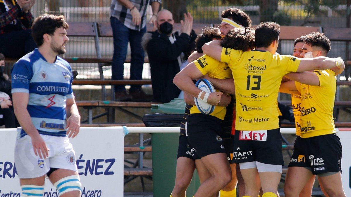 Los jugadores del Recoletas Burgos Universidad de Burgos celebran un ensayo la pasada campaña. SANTI OTERO