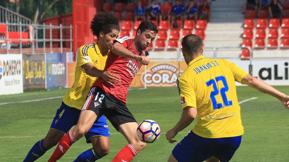 Pedro Martín protege un balón ante el acoso de un defensor del Cádiz en el choque de ayer en Anduva-Alfonso G. Mardones