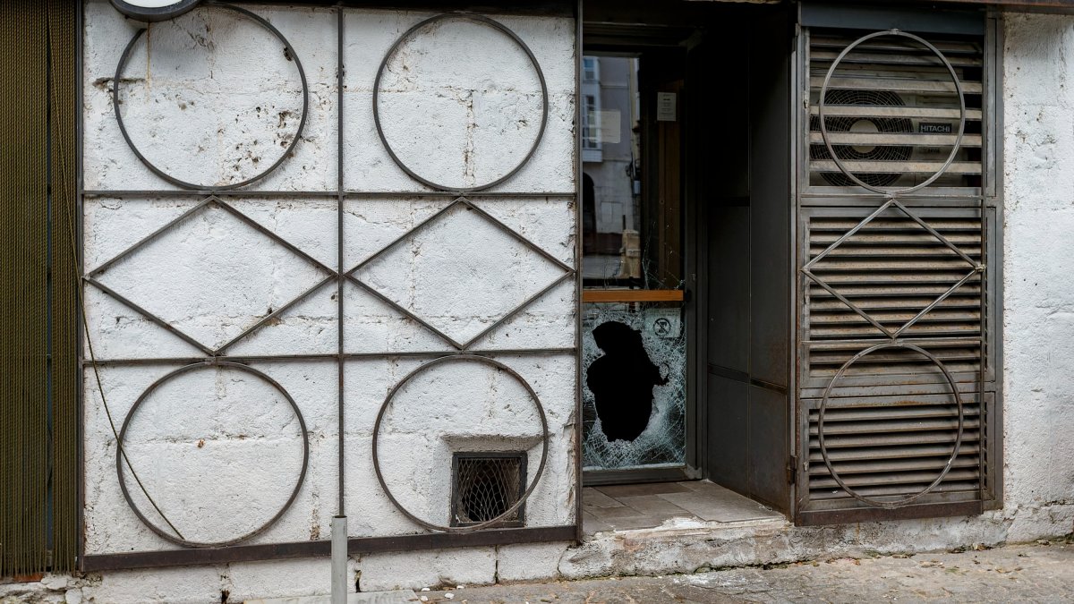 El robo en Juarreño se cometió tras romper el cristal inferior de la puerta. SANTI OTERO