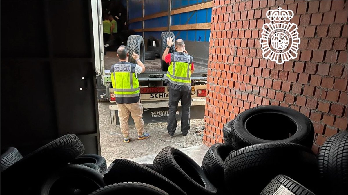 Agentes de la Policía Nacional recuperan los neumáticos robados. ECB
