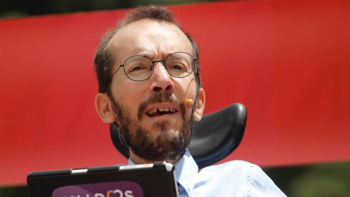 El secretario de Organización de Podemos, Pablo Echenique, durante su intervención en el acto central de campaña de Unidos Podemos para las próximas elecciones generales, en Zaragoza.-EFE