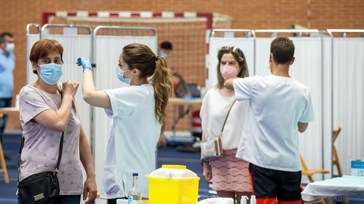 La vacunación de este grupo de edad se ha llevado a cabo en el polideportivo de la Universidad de Burgos. SANTI OTERO