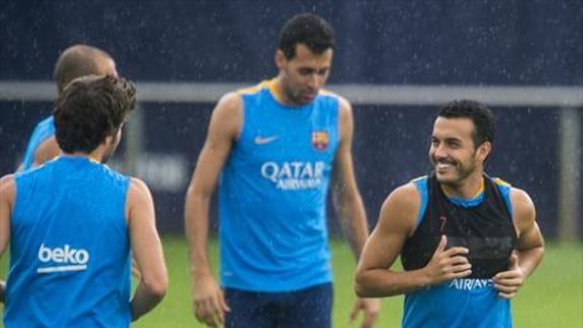 Pedro bromea con Sergi Roberto, ante Busquets y Mascherano, ayer.-Foto: JORDI COTRINA