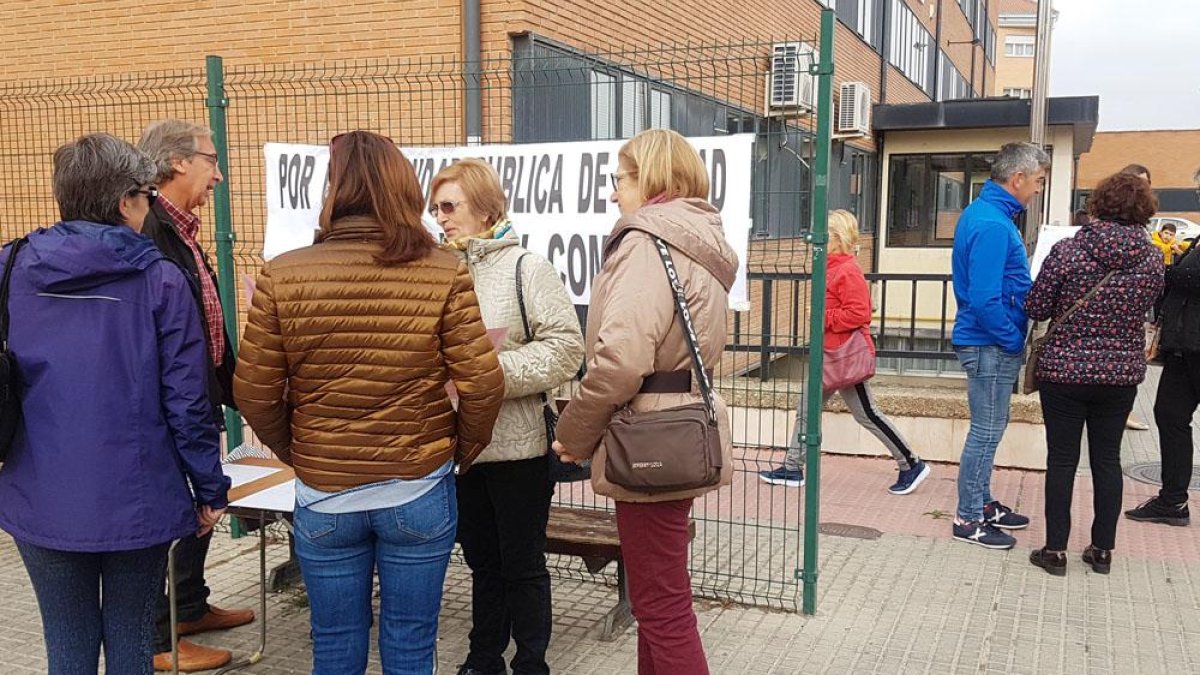 Asociaciones de vecinos explican a los padres la importancia de presentar reclamaciones en la vía oficial.-L. V.