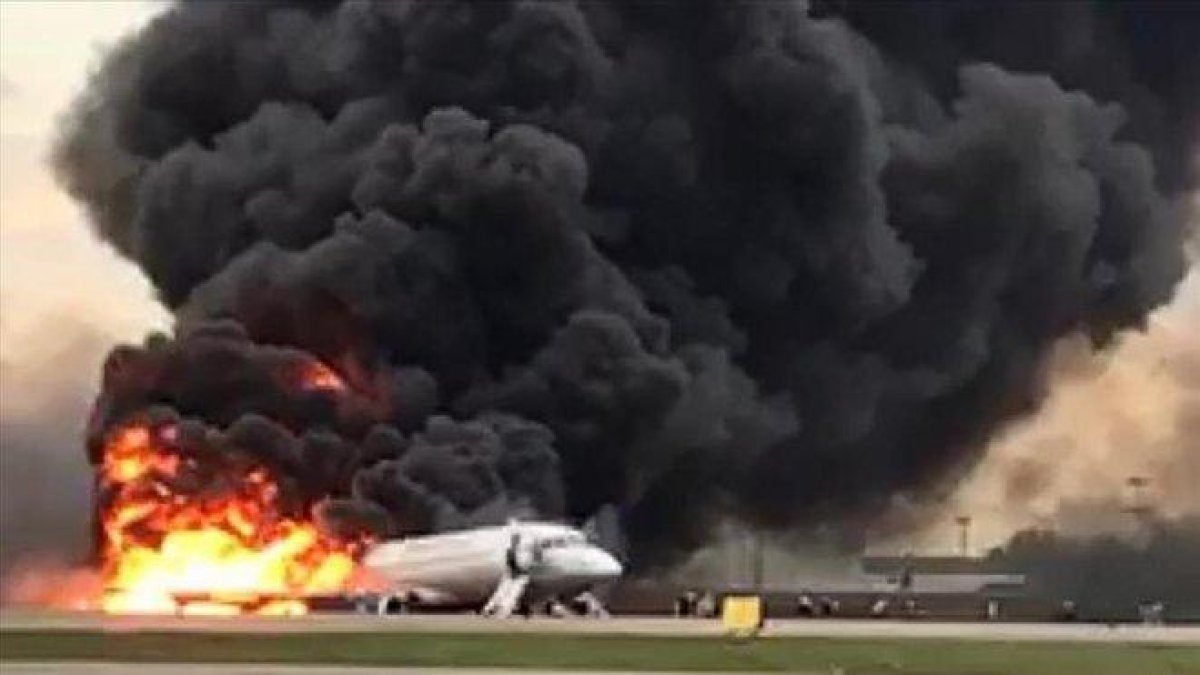 Imagen del avión en llamas en el aeropuerto de Moscú.-REDES SOCIALES
