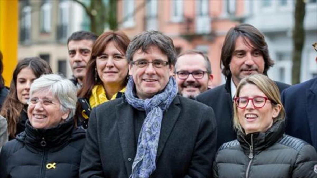 Clara Ponsatí, Carles Puigdemont y Elsa Artadi, el pasado viernes en Bruselas.-/ EFE / STEPHANIE LECOCQ