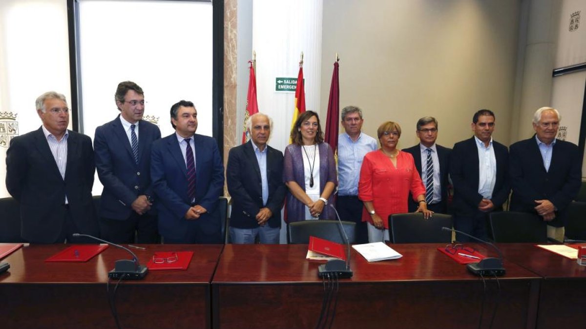 La consejera de Agricultura y Ganadería, Milagros Marcos, firma un convenio con los Grupos de Acción Local de la provincia de León.-ICAL