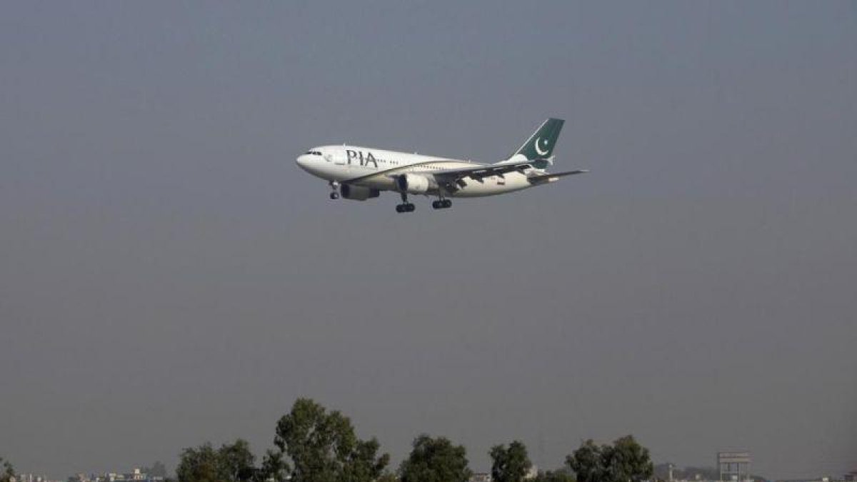 Un avión de pasajeros de la companía Pakistán International Airlines llega al aeropuerto doe Islamabad.-FAISAL MAHMOOD / REUTERS