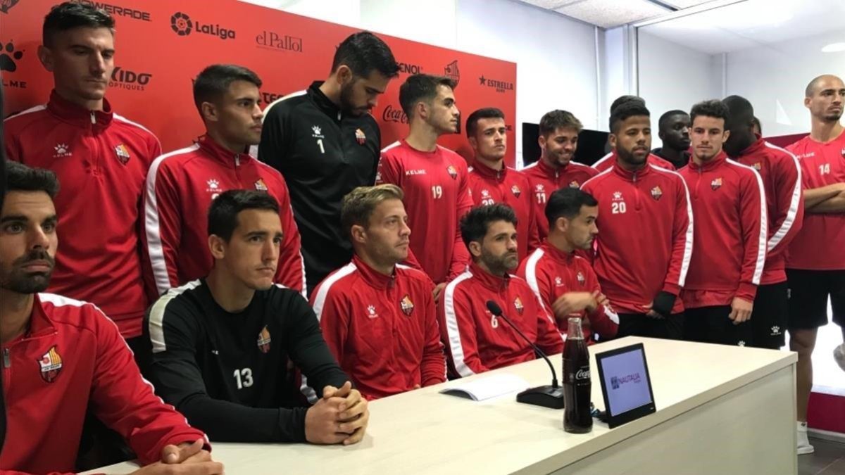 Los jugadores del Reus Deportiu, al leer el manifiesto contra la propiedad, el pasado viernes.-JOAN ALFONS LÓPEZ
