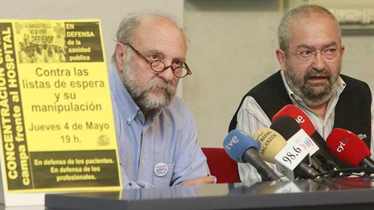 El portavoz de la plataforma por la Sanidad Pública, Juan Antonio Ayllón (izquierda), presentó la concentración que tendrá lugar este jueves.-RAÚL G. OCHOA