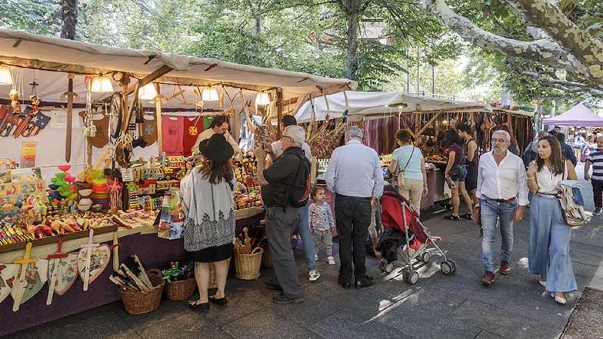 Imagen del mercado ubicado en el paseo del Espolón.-SANTI OTERO