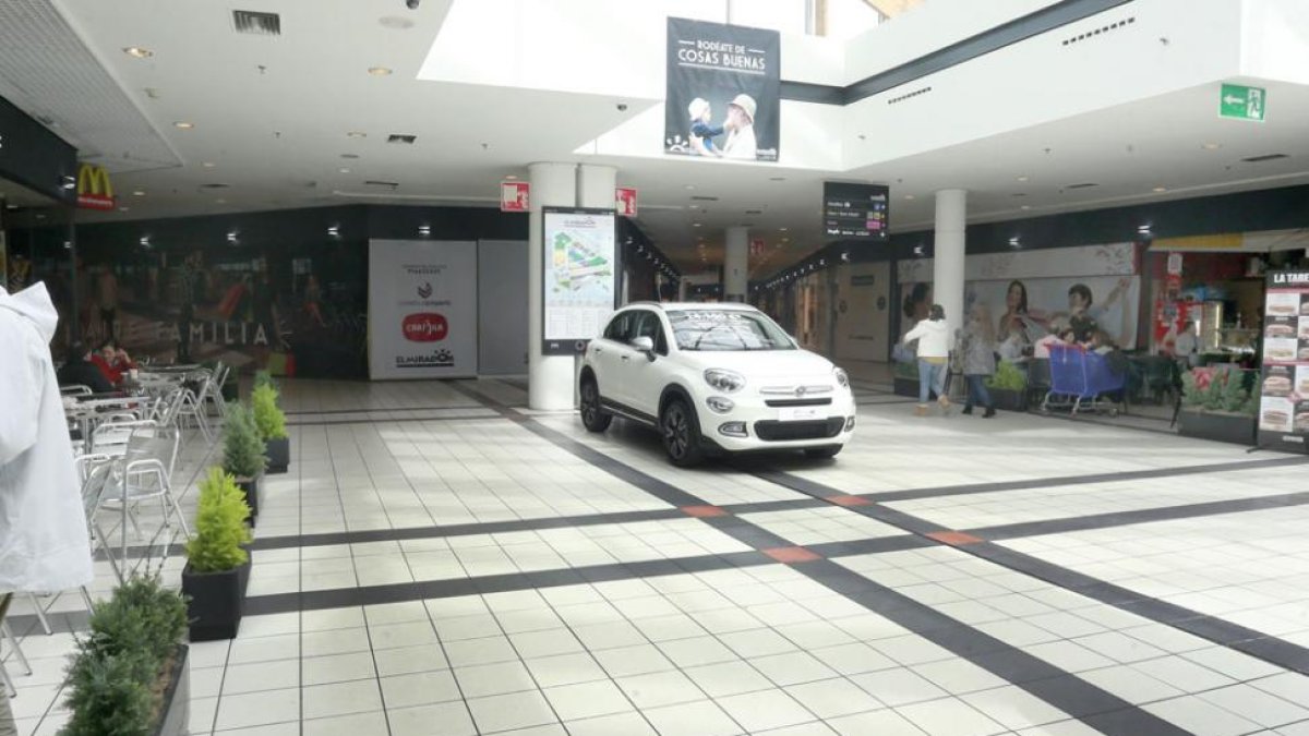 El restaurante de KFC estará frente a otra franquicia de comida rápida en la zona de restauración del centro comercial El Mirador.-RAÚL OCHOA