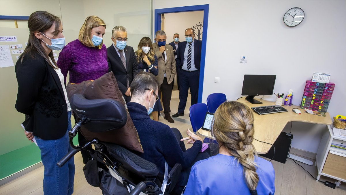 La consejera Isabel Blanco visitó las instalaciones de Neuro+ en la sede de Apace. SANTI OTERO