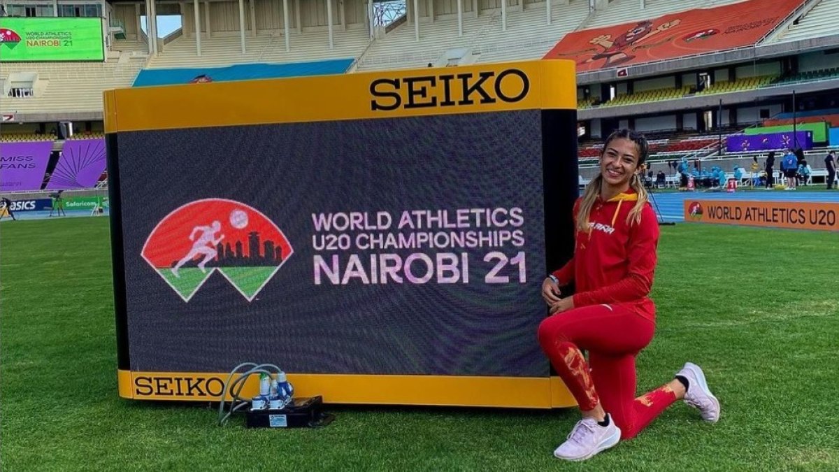 Carrillo posa en el estadio de Nairobi, INSTAGRAM DE LUCÍA CARRILLO