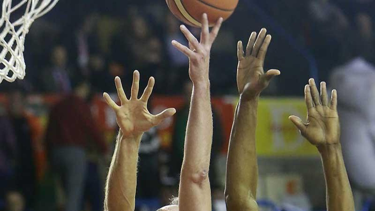 Jorge García supera bajo los aros a Trias y Diagne, ayer, en El Plantío.-RAÚL OCHOA