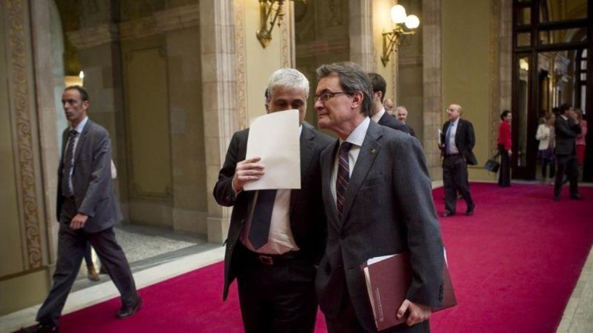 Artur Mas y Germà Gordó, en un pleno del Parlament, en el 2013.-JOAN CORTADELLAS