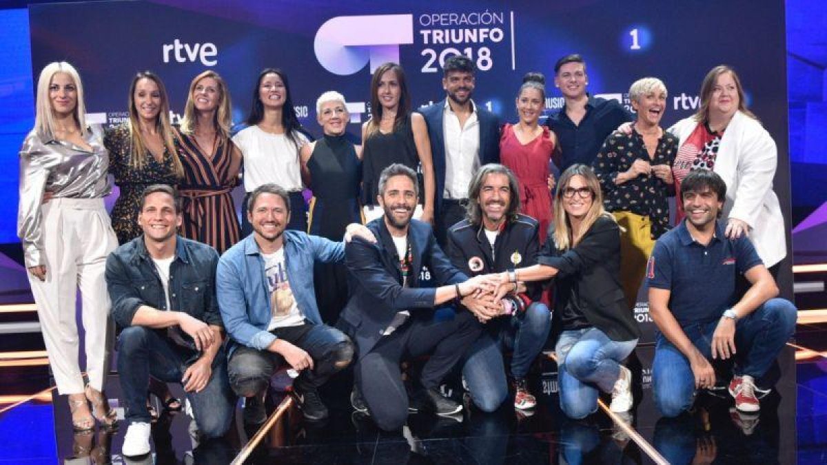Roberto Leal junto a Ricky Merino, los profesores y el jurado de OT 2018.-JOSEP ECHABURU (RTVE)