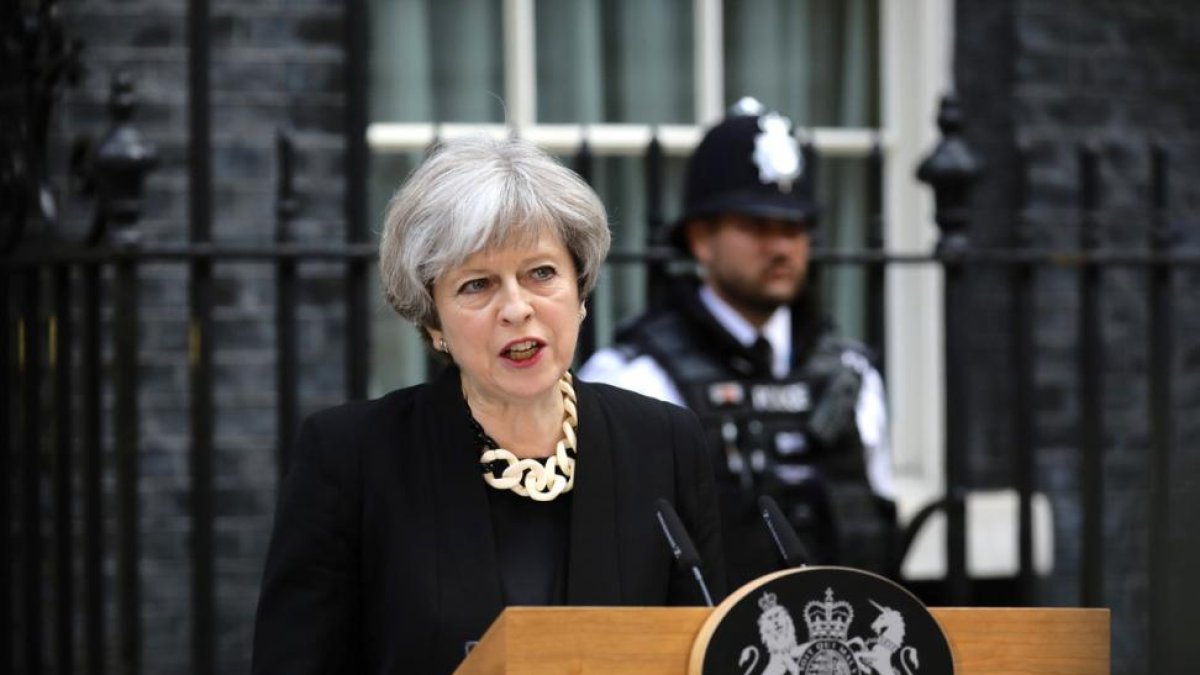 La primera ministra británica Theresa May plantea revisar la estrategia antiterrorista y afirma que el terrorismo no se puede erradicar solo militarmente.-REUTERS / KEVIN COOMBS