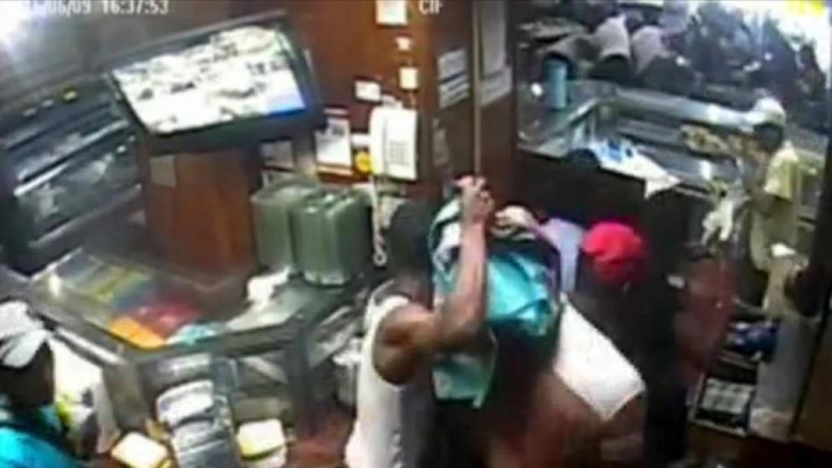 Imagen de una cámara de seguridad de un saqueo en una panadería de Caracas el pasado lunes.-REUTERS