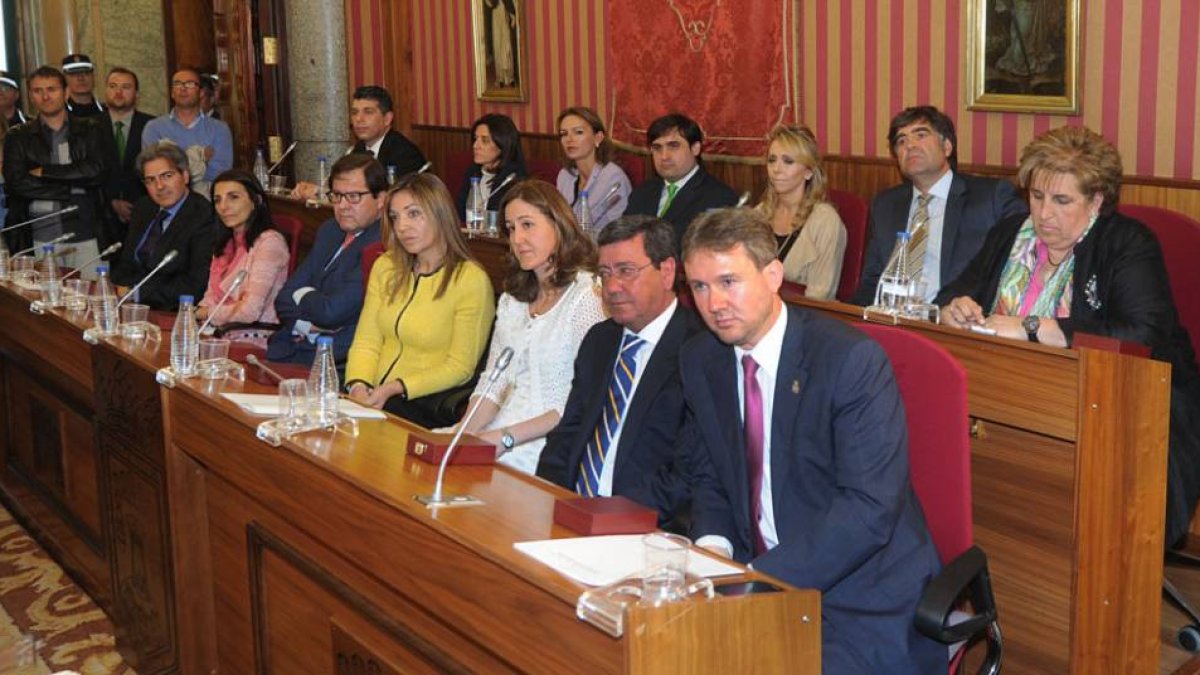 La nueva bancada de concejales populares cuenta con cuatro rostros nuevos en el equipo de diez personas.-ISRAEL L. MURILLO