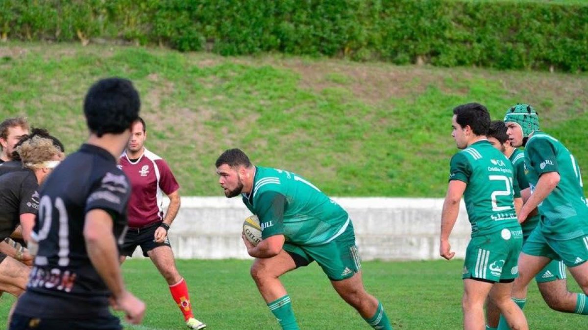 Gavin van den Berg avanza con el oval durante un partido.-FACEBOOK