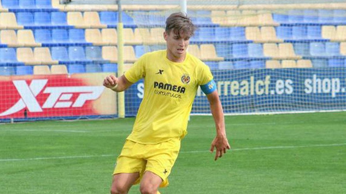 Dan Ojog con la camiseta del Villarreal, al que llegó en su etapa como cadete.-