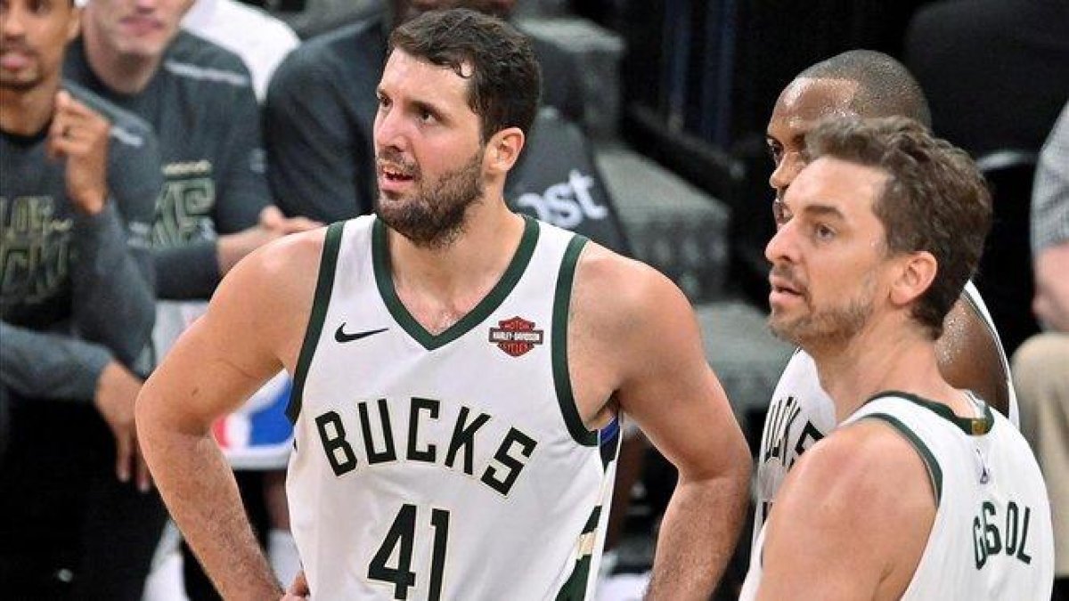 Nikola Mirotic y Pau Gasol, con los Bucks, en un partido contra los Spurs.-EFE / DARREN ABATE