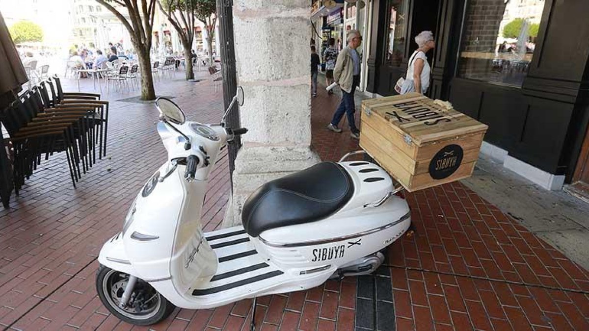 Una moto de reparto de comida japonesa a domicilio.-R. OCHOA