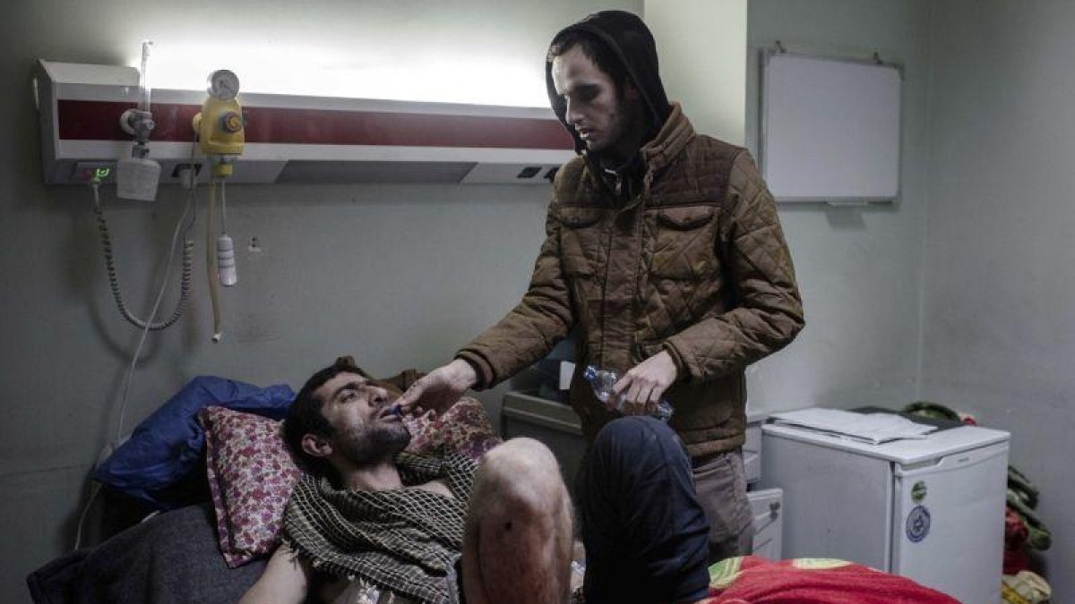 Manhal Ahmed, vecino de Mosul herido en el ataque, se recupera en el hospital de Erbil (Irak).-AP / CENGIZ YAR