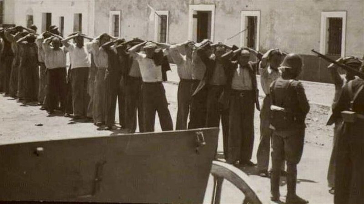 Prisioneros republicanos capturados por las tropas franquistas.-BIBLIOTECA NACIONAL DE ESPAÑA