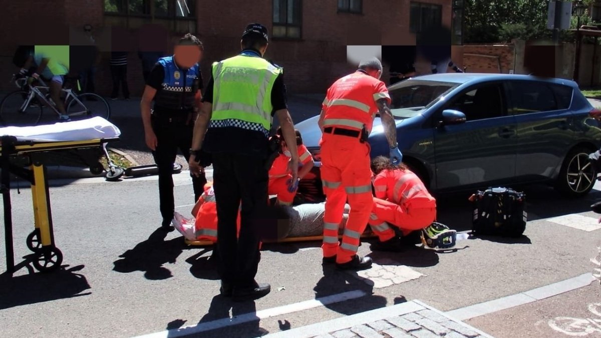 Los servicios de emergencias atienden a la mujer herida. POLICÍA LOCAL