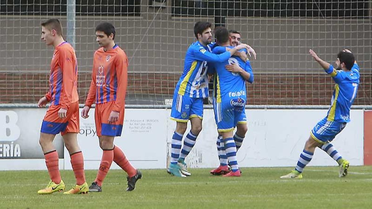 Los jugadores de la Arandina celebran el tanto de Bruju ante la decepción de los locales Juan y Zamora, ayer.-RAÚL OCHOA