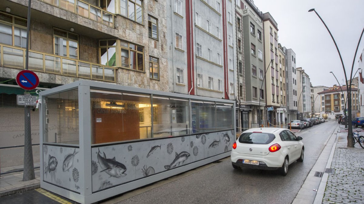 Una terraza de hostelería en zona de aparcamiento en las traseras del Museo de la Evolución Humana.
