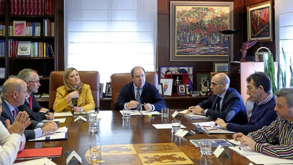 Herrera y Del Olmo recibieron a los integrantes del Foro del Carbón.-ICAL