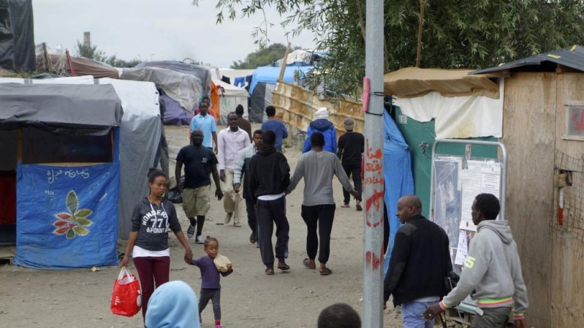 Inmigrantes en el campamento 'La Jungla' de Calais.-CHARLES PLATIAU / REUTERS