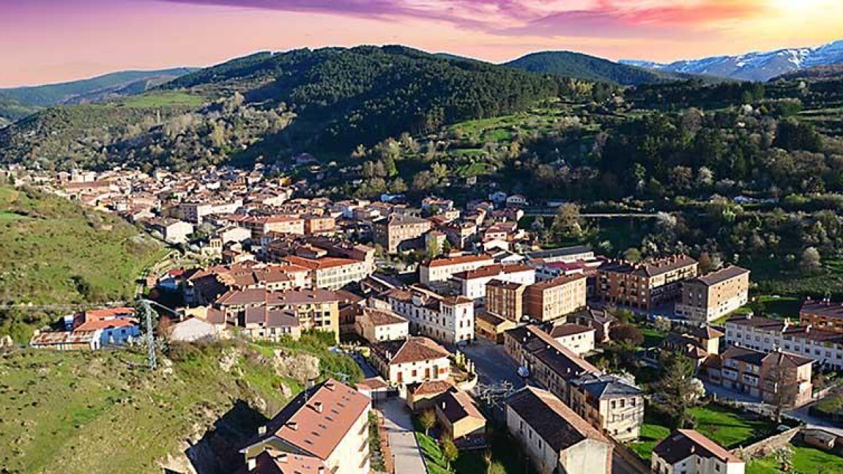 Vista aérea de Pradoluengo, ubicada en las estribaciones septentrionales de la Sierra de la Demanda y hogar de vizcaínos y alaveses en los siglos IX y X.-LORENZO ARRIBAS