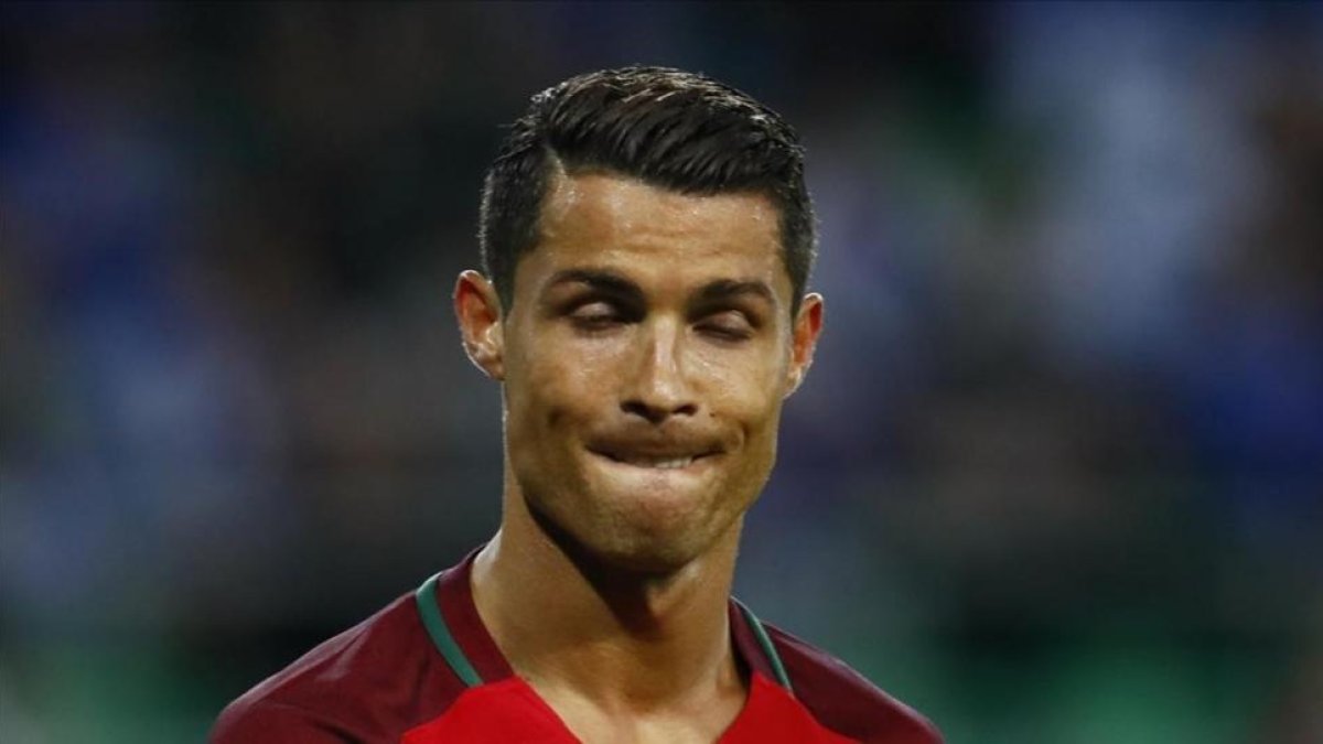Ronaldo abandona abatido el campo tras el empate con Islandia.-REUTERS / JASON CAIMDUFF