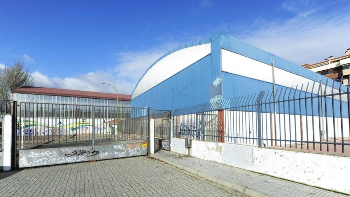 Vista exterior del polideportivo. ECB