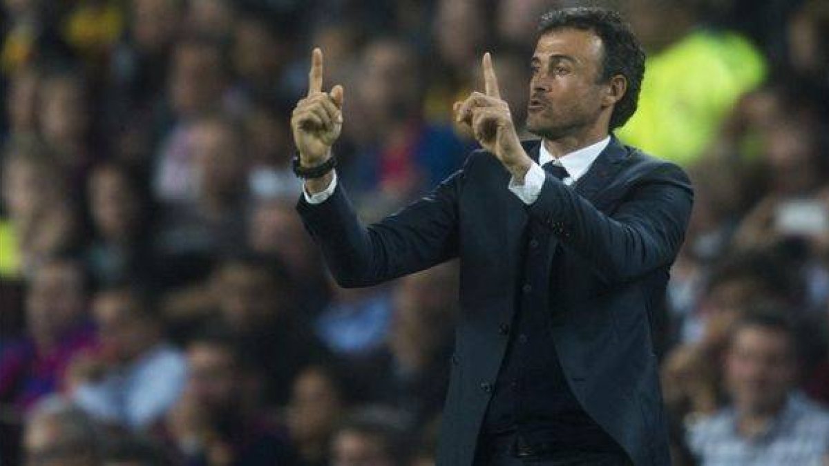 Luis Enrique da instrucciones a sus jugadores durante el partido contra el Celta.-Foto: JORDI COTRINA