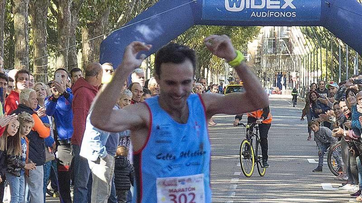 José Antonio Requejo entra vencedor en la línea de meta.-G. DE LA IGLESIA
