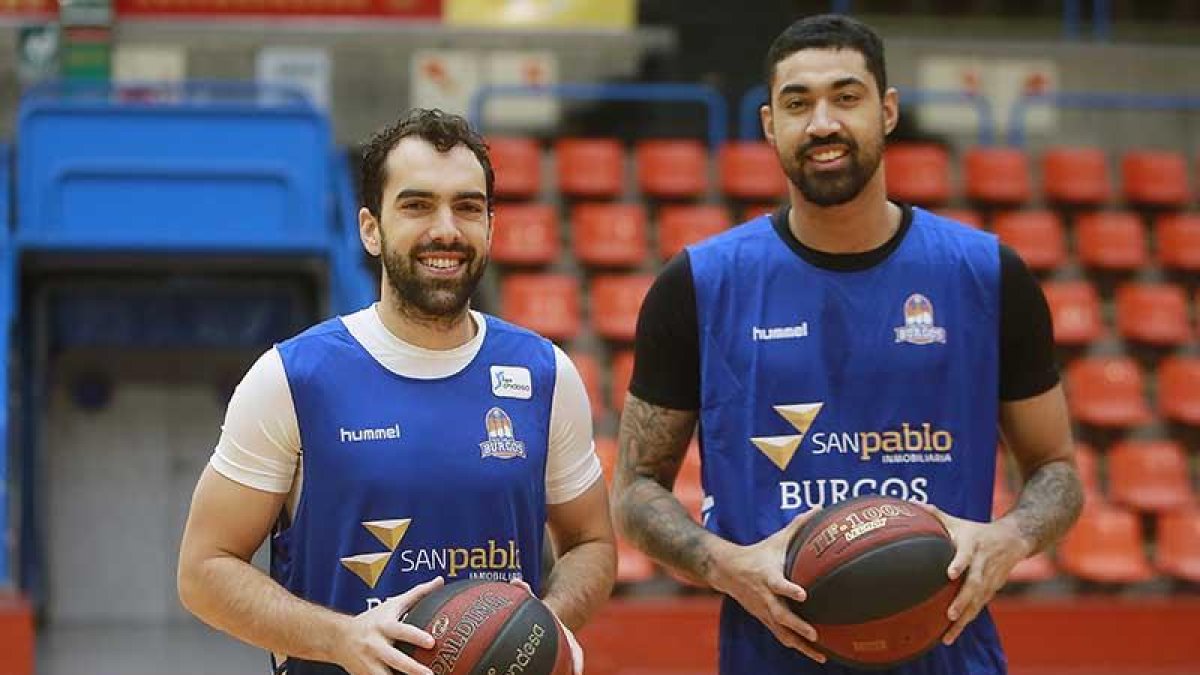 Benite y Lima posan con los colores del San Pablo Burgos antes de iniciar su primer entrenamiento con el equipo azul, ayer.-RAÚL OCHOA