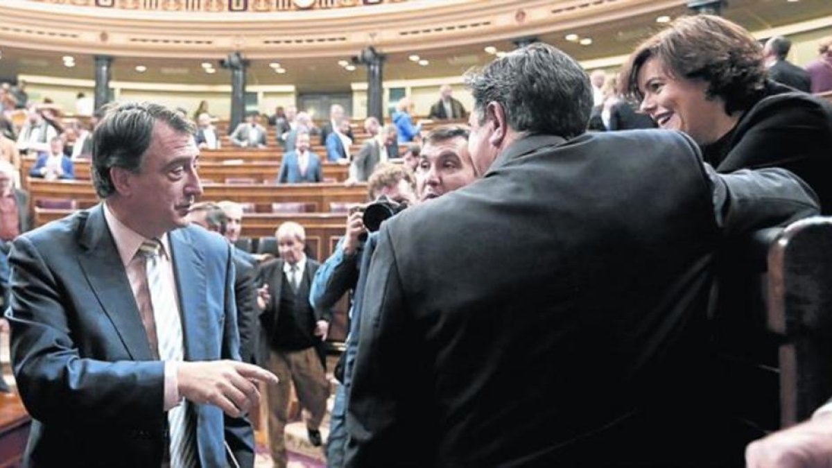 El diputado del PNV Aitor Esteban (izquierda) saluda a Soraya Sáenz de Santamaría, en un pleno del Congreso.-/ JUAN MANUEL PRATS