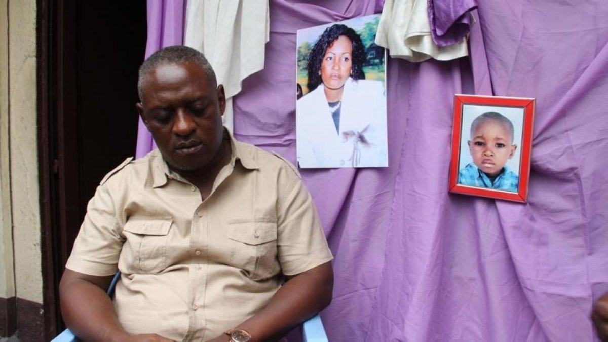El padre de Samuel, con las fotos de su mujer, Veronique, y su hijo fallecidos.-TRINIDAD DEIROS