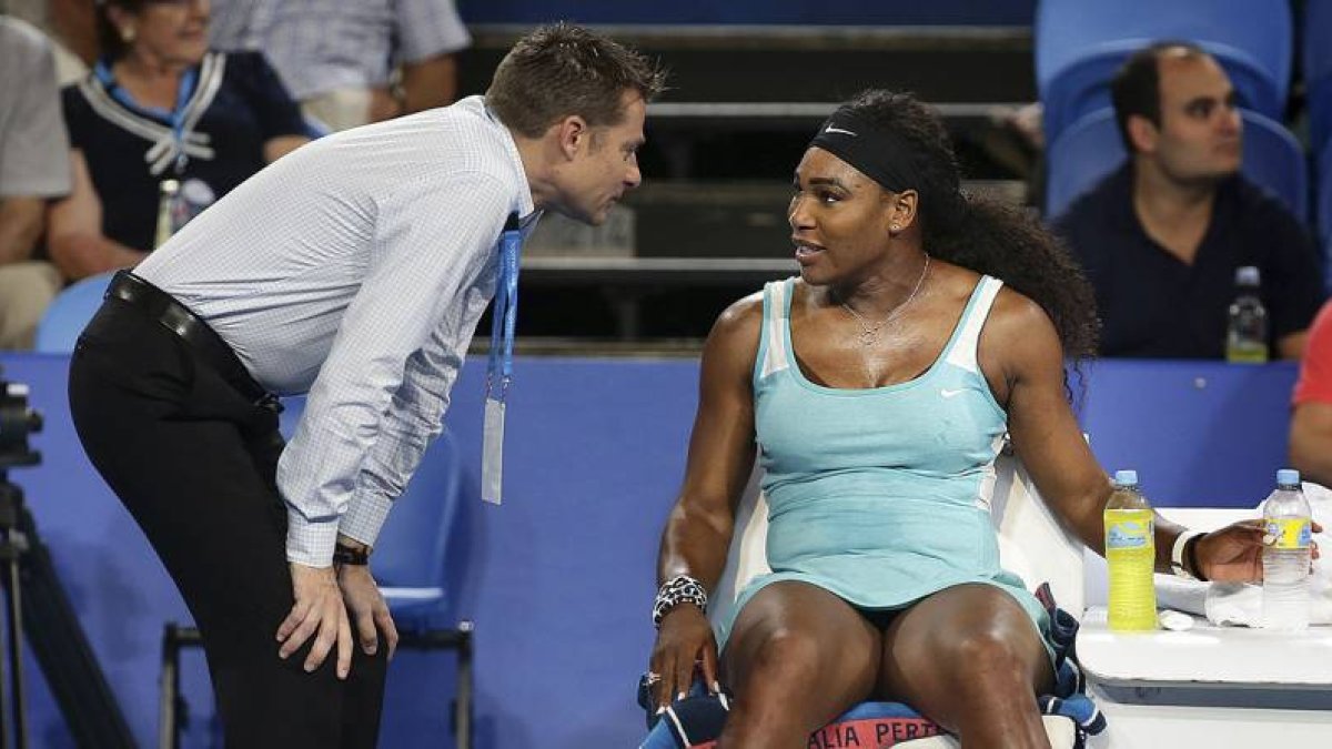 La número uno del mundo se toam la bebida tras solicitar permiso a la jueza del partido contra Flavia Pennetta en la Copa Hopman.-Foto: REUTERS